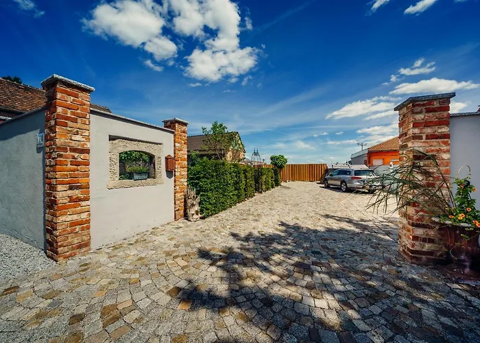 Altes Gewoelbe Mit Sauna Und Whirlpool Im Aussenbereich *